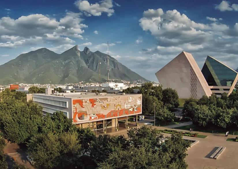 Campus del Tec de Monterrey con el Cerro de la Silla, sede de Dev Day 4 Women Monterrey